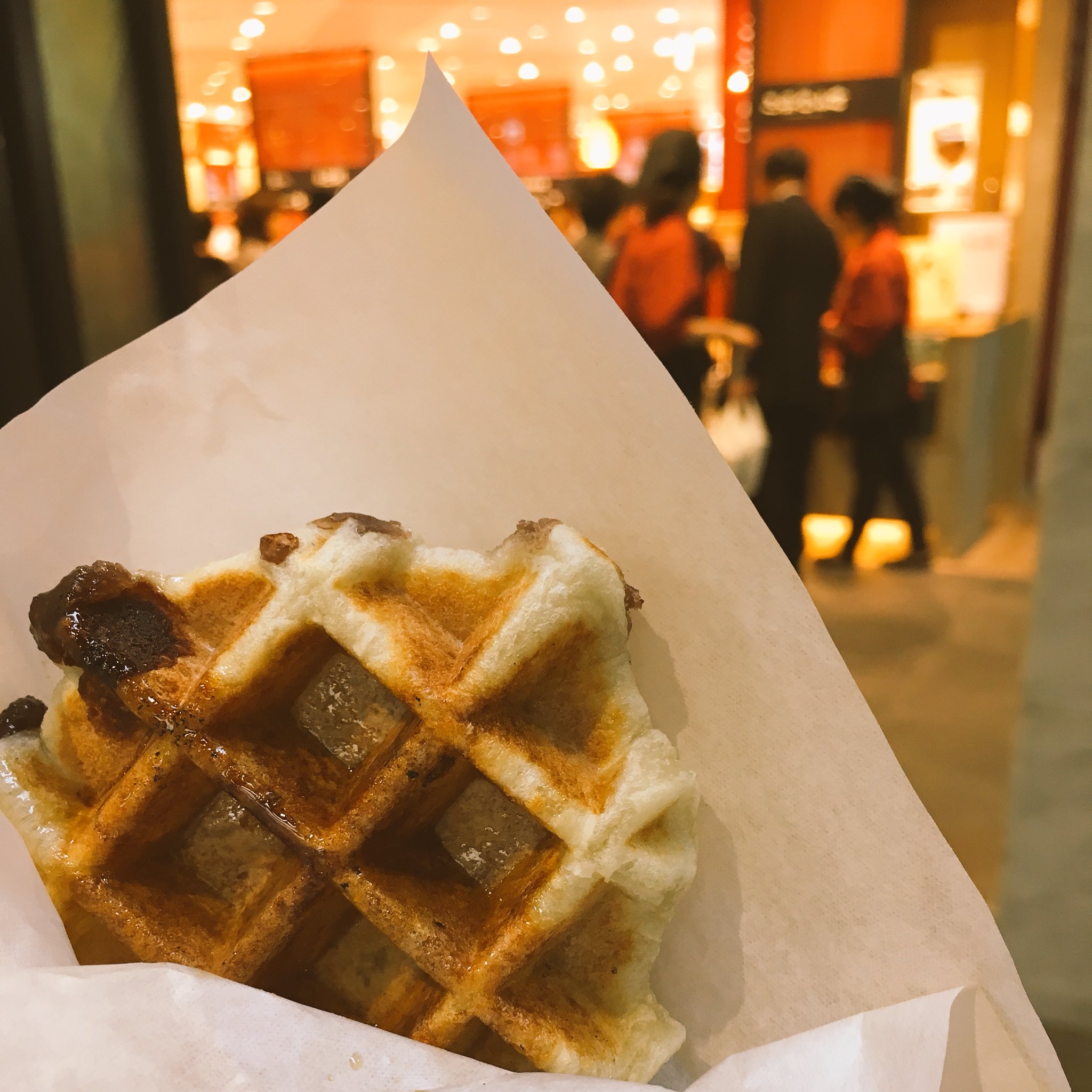 かがたにのりこ ライター 京都駅西口改札前にオープンした亰 みやこ の三昇堂小倉さんで生麩ワッフル 特別配合生地の大きな 生麩餅をワッフルメーカーでカリッと焼き上げているので ベルギーワッフルとは全く違う香りと食感 中にはこしあん 少し待つ