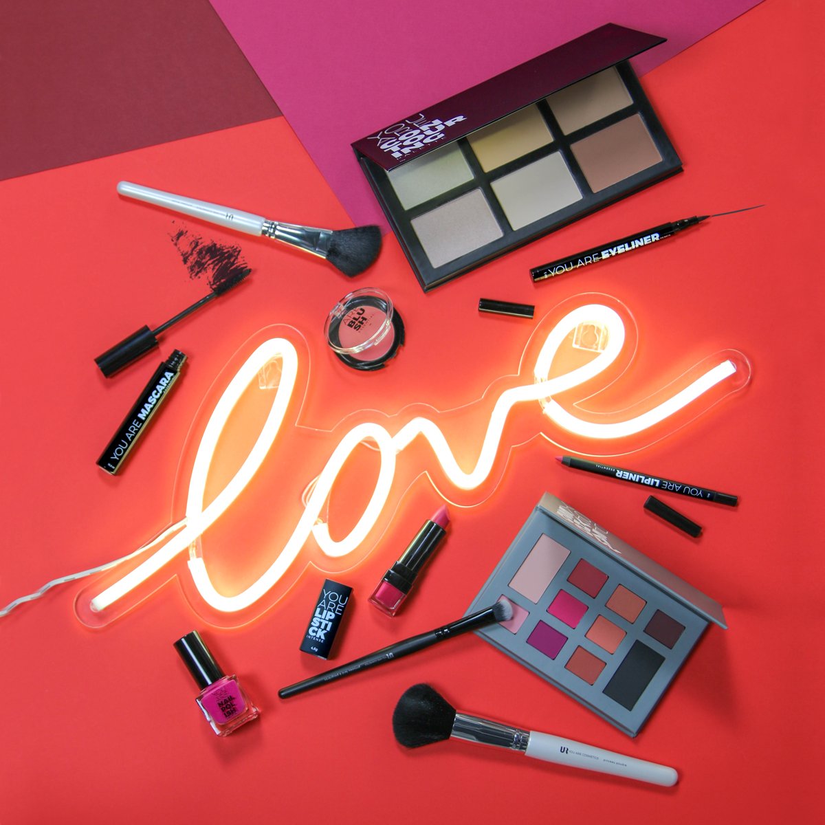 #CONCOURS You Are In LOVE 🥰 Jouez et gagnez 2 duos composés d’un néon LOVE <a href="/SkyLantern_FR/">SkyLantern France</a> &amp; de nos best sellers YouAreCosmetics par ici instagram.com/p/BozbhBaj7LD/….