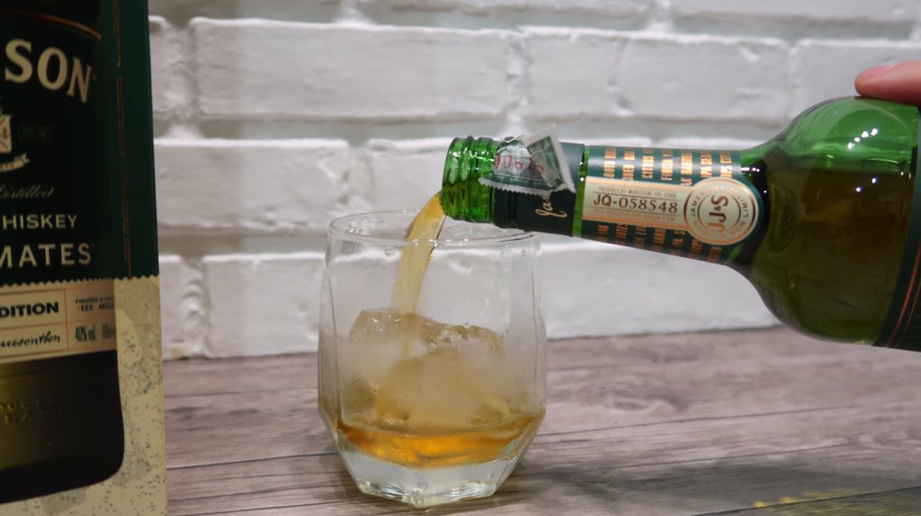 Lcorhor's tweet photo. เหล้าใหม่มาอีกแล้วววว! 
Jameson Irish Whiskey Caskmates IPA Edition!
ไปเจอมาที่แผนกเหล้าวิลล่า และคาดว่าน่าจะมีวางตามแผนกเหล้าห้างทั่วไป!
ราคา 1299฿ 700 ml. Lกฮ 40%
#รีวิวขี้เมา #Lกฮ #jamesn #irish #whiskey https://t.co/iD4RR46qhk
