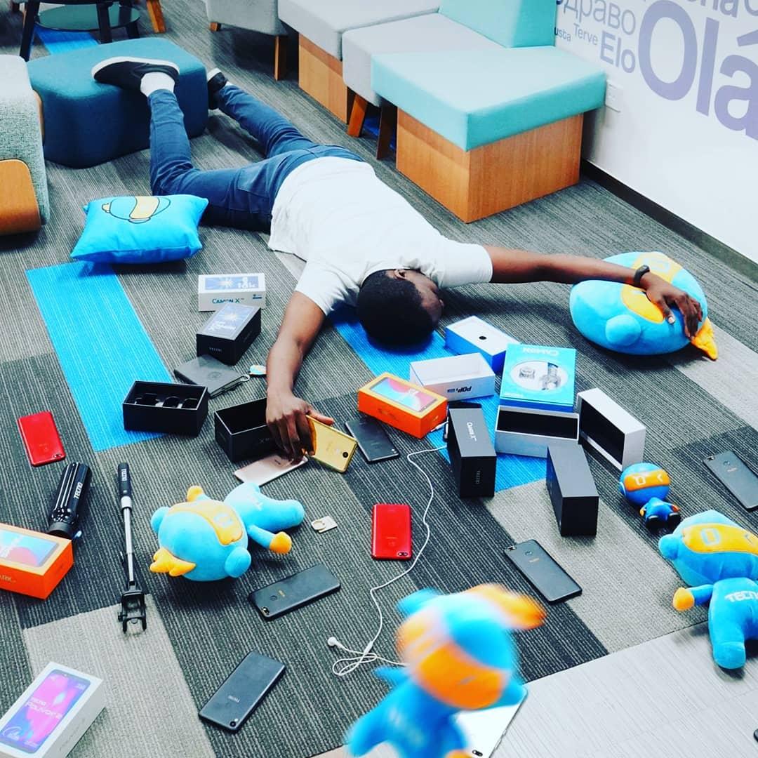 TecnomobileTZ's tweet photo. shop 'till you fall 😝 #fallingStars  #tecnosmarthub https://t.co/RuUpGw7QXU