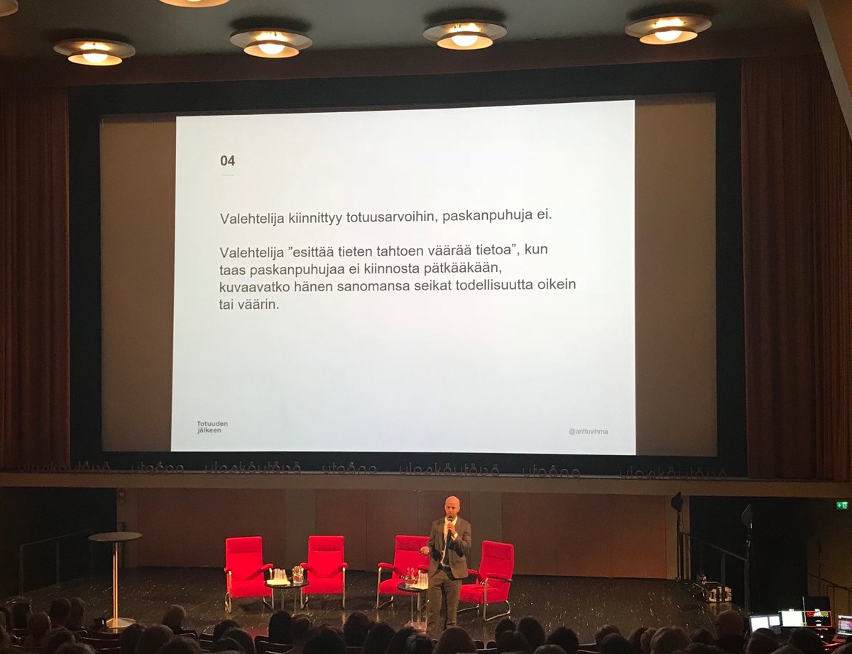 ArjaPaananen's tweet photo. Mikä ero on valehtelulla ja paskapuheella? #journalisminpäivä #jp28 @anttovihma puhui asiaa. https://t.co/BGwSwRgIDU