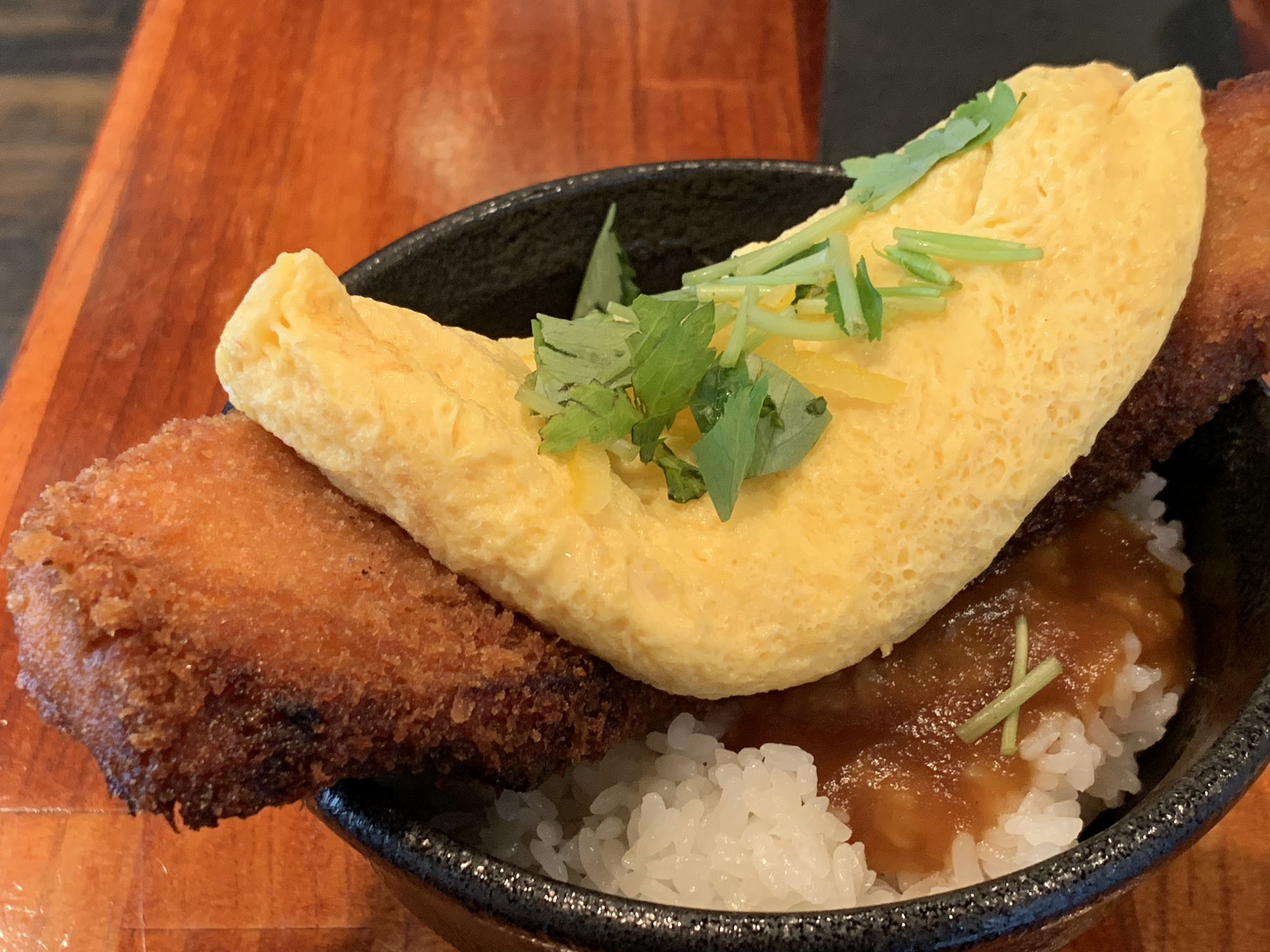 ほうじ茶 緑茶 秋葉原の 炉端バルさま田 さんのとろとろ玉子の角煮カツ丼 角煮をカツにするという悪魔的発想と玉子をオムレツみたいにして乗せるオシャレさ 緑茶の満腹放浪記 T Co Ye5g3alz6i Twitter
