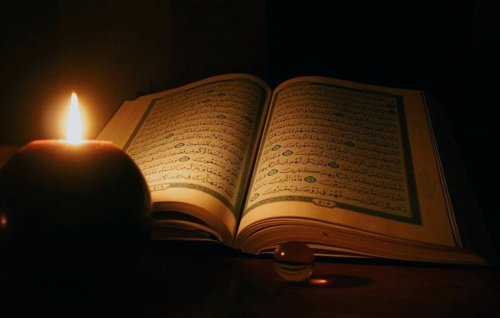 reader_m1's tweet photo. أيا رفيق الكُتُب!
في خضمّ رحلتك الرائعة في رياض العلم، ونُزهتك الماتعة في حياض الفكر:
لاتنسَ وِردك اليوميّ من ذلك الكتاب؛ الذي انسلّ منه "نُور الكون" مُذ أول كلمة نزلت منه "اقـرأ" ..

#يوم_الجمعة https://t.co/YIRMz6ys6V