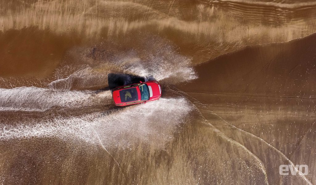 evoIndia's tweet photo. #WeekendDiscoveries: How do you do a beachside holiday differently? By being #ReadyToDiscover of course!
✅Find a secluded beach
✅Select sand mode
✅Drive the #DiscoverySport right up to the water's edge, spraying a cloud of sea
Full video👇
https://t.co/ONPzbpWdAJ https://t.co/bDcwrppjg4