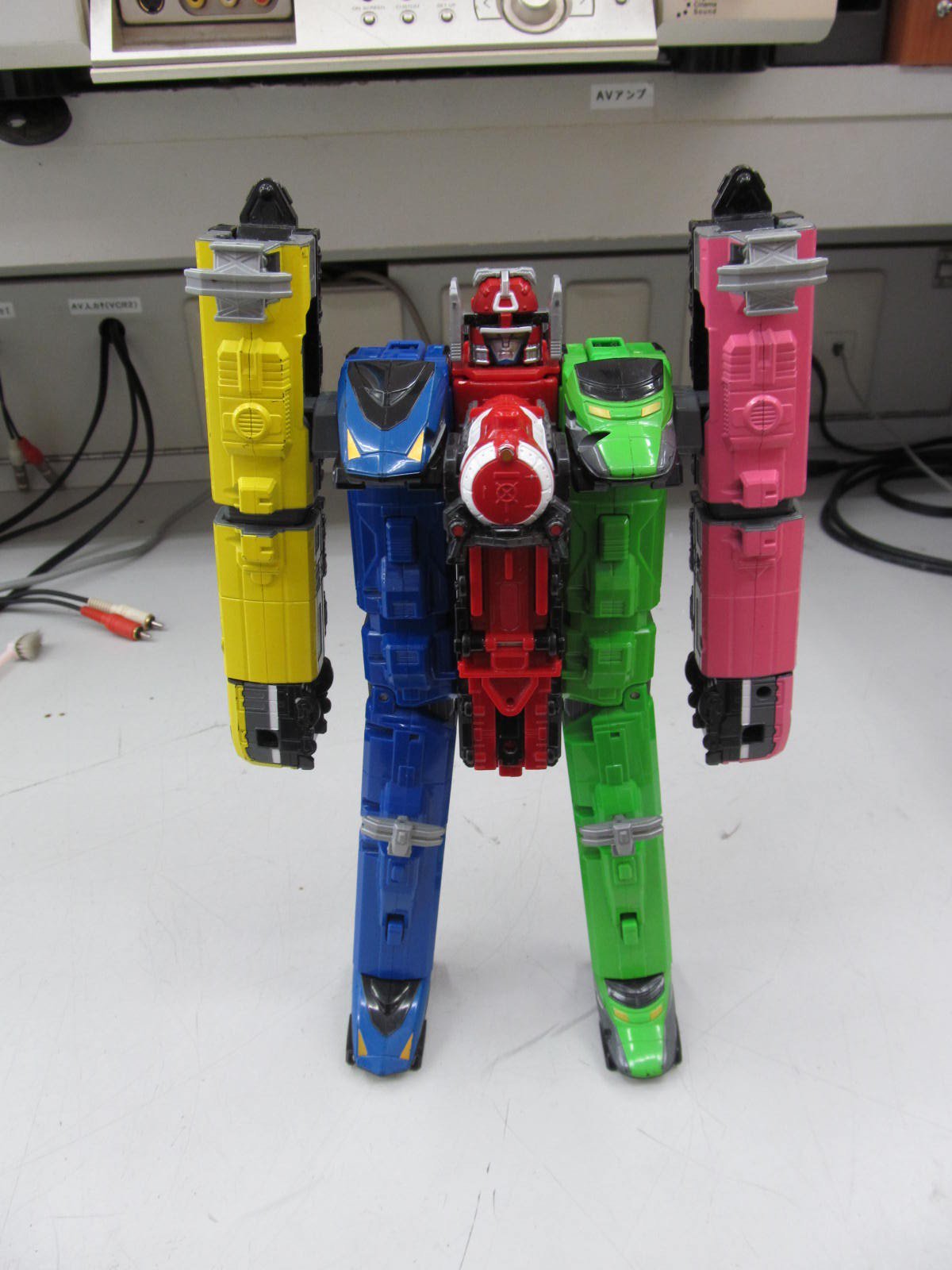ハードオフ熊本宇土店 公式 電車のおもちゃだ と思いきや組み立ててロボットになるという超クールなトッキュウジャー のハイパーレッシャテイオーとトッキュウオーのご紹介です ロボ好きさんだけでなく 電車好きな方も要注目ですよ T Co