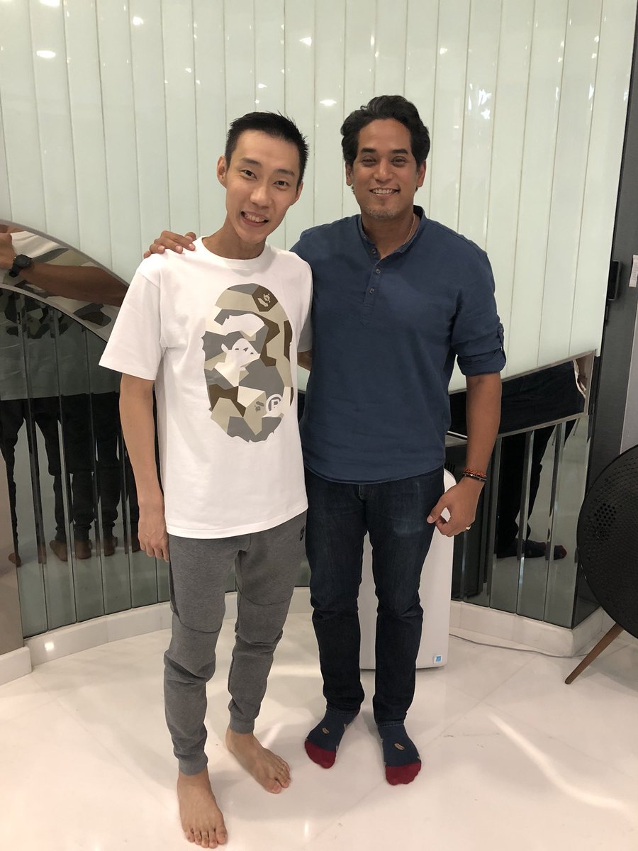 Khairykj's tweet photo. Ziarah sahabat lama yang baru pulang dari rawatan di luar negara. Beliau semakin pulih dan sihat. He is looking forward to returning to the court. Always a fighter. @LeeChongWei https://t.co/eiqX1hpT80