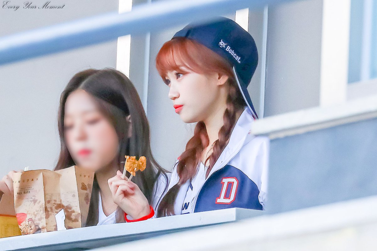kimchaewon00801's tweet photo. 181006 잠실야구장
 
#아이즈원 #김채원 #IZONE #chaewon https://t.co/RIP1E2I7eT