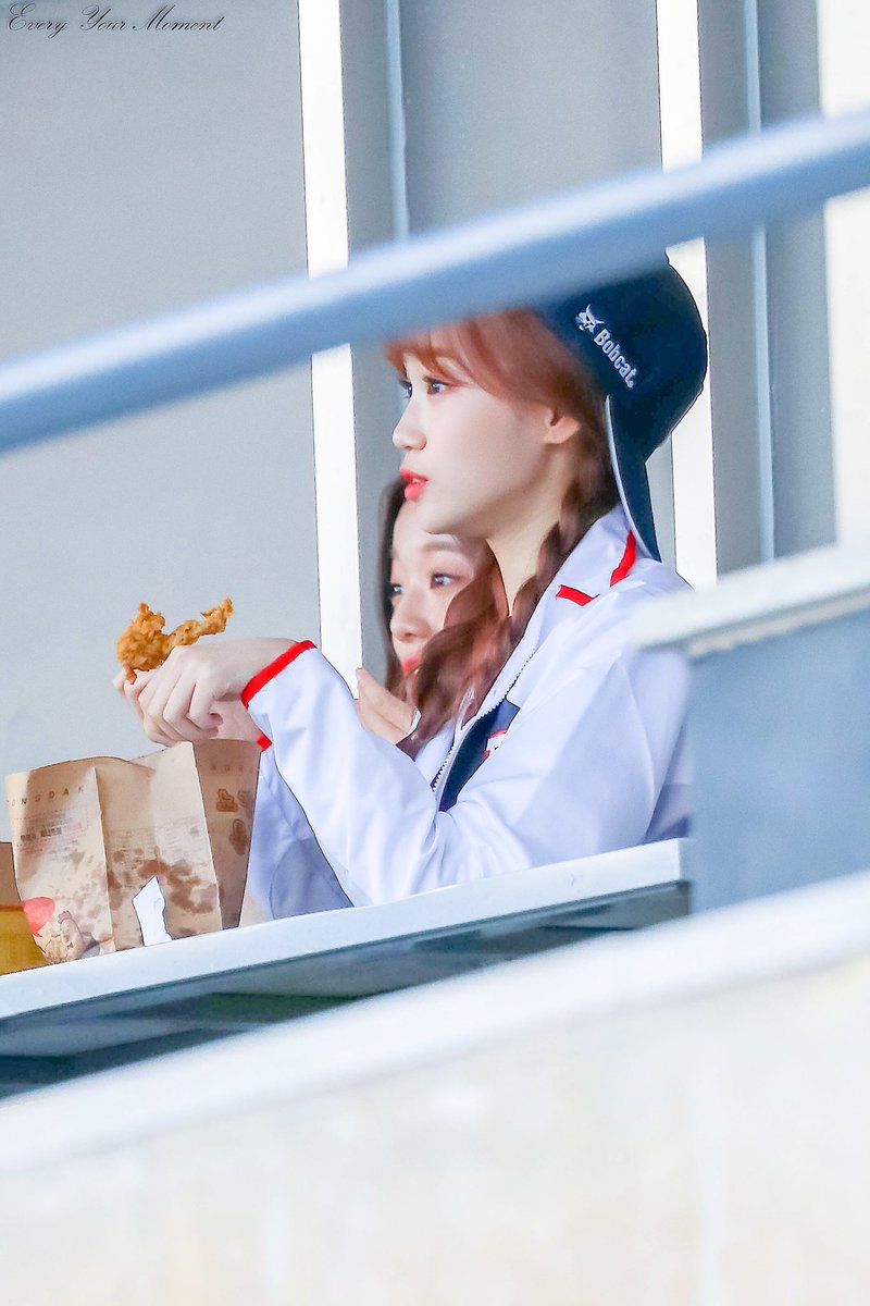 kimchaewon00801's tweet photo. 181006 잠실야구장
 
#아이즈원 #김채원 #IZONE #chaewon https://t.co/RIP1E2I7eT