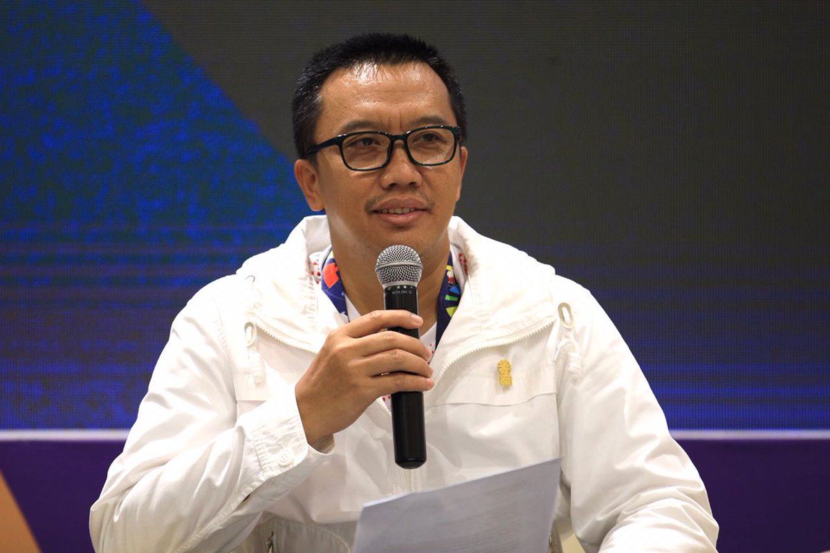 imam_nahrawi's tweet photo. Menyampaikan kabar gembira kepada pers di GBK Arena. Kabar itu perihal pemberian bonus kepada SELURUH atlet #AsianParaGames2018. Bonus juga bakal diberikan kepada pelatih, asisten pelatih dan juga pendamping. 

Bonus akan cair sebelum keringat para pahlawan kita kering. https://t.co/YC3uYP8WjJ