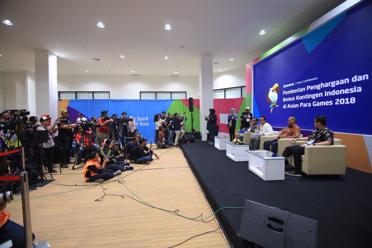 Menyampaikan kabar gembira kepada pers di GBK Arena. Kabar itu perihal pemberian bonus kepada SELURUH atlet #AsianParaGames2018. Bonus juga bakal diberikan kepada pelatih, asisten pelatih dan juga pendamping. 

Bonus akan cair sebelum keringat para pahlawan kita kering.