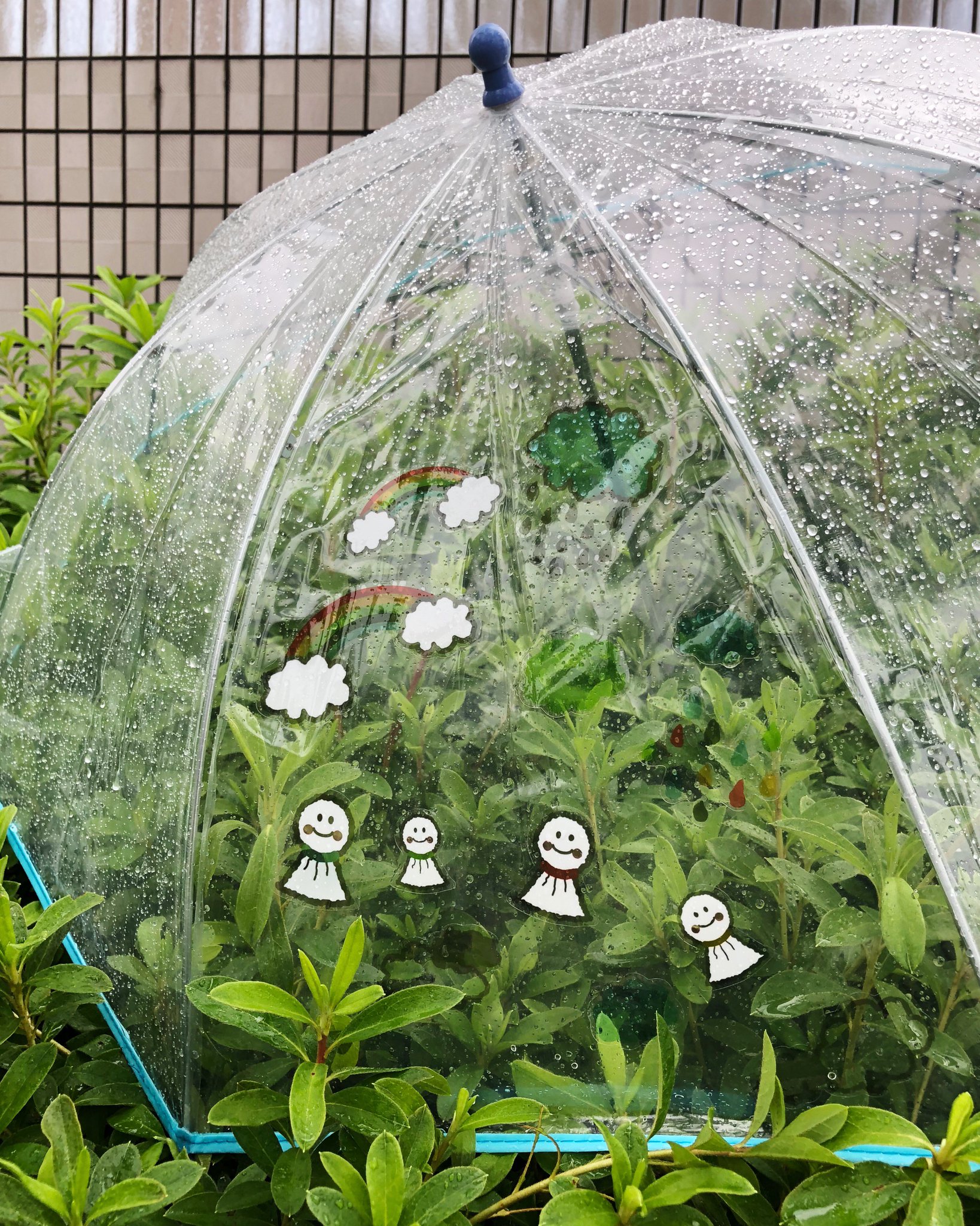 100円均一 ワッツ Watts 傘にも貼れるクリア素材のデコレーションステッカー ビニール傘もかわいく変身 目印にもなるので 間違いや盗難防止にもなりますね 店舗により 取扱 在庫が無い場合があります ワッツ Watts