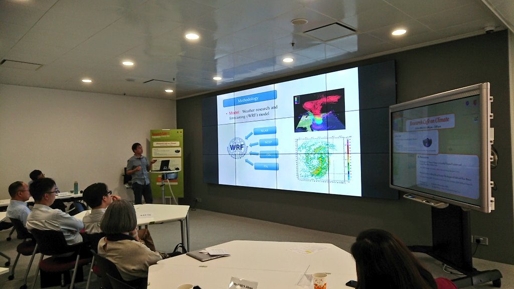 cuhklibresearch's tweet image. The 2 research students from Earth &amp;amp; Atmospheric Sciences and Public Health respectively, share their topics and fingings to the audiences. #researchcafe #CUHKLIBRARY