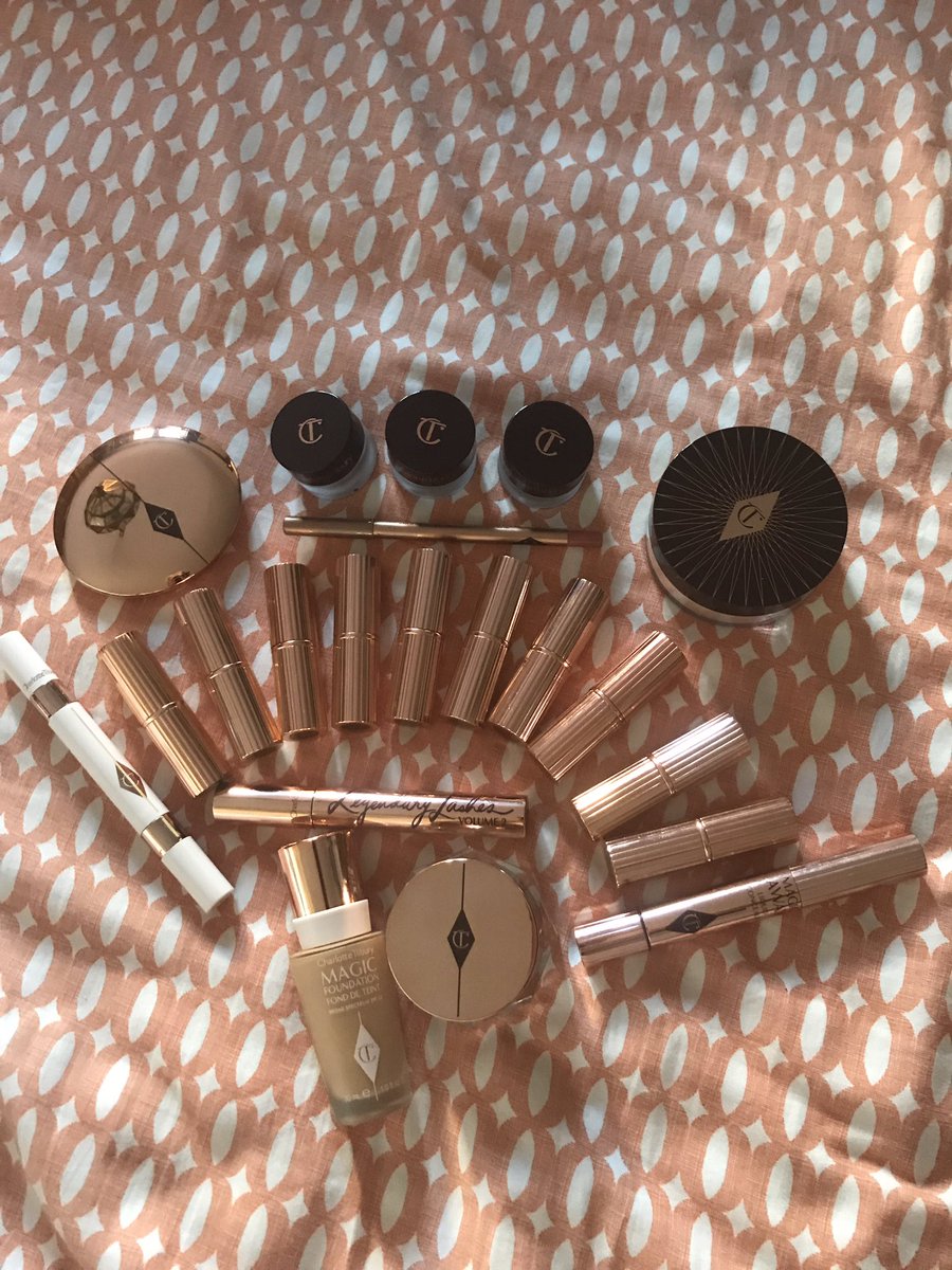 gsmsc50's tweet image. My rose gold obsession is becoming real... @ctilburymakeup oh and I’ve missed out my eye pencils and sticks! #charlottetilburymakeup #itismagic #magicaway #legendarylashesvolume2 #airbrush #flawlessfinish #miracleeyewand #miracleeyecream
