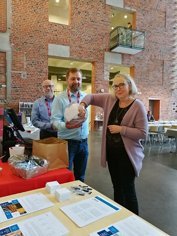 Axiell_FI's tweet photo. Olemme arponeet herkkukorien voittajat Porin kirjaston onnettaren Sarin avulla, ja voitot menevät Pohjanmaalle Merville ja Akille! Axiellin porukka kiittää kaikkia kävijöitä kohtaamisista ja Vaasan KINE-organisaatiota onnistuneista päivistä. Kirjastossa nähdään! #Axiell #kine2018 https://t.co/4AB31tkJ6b
