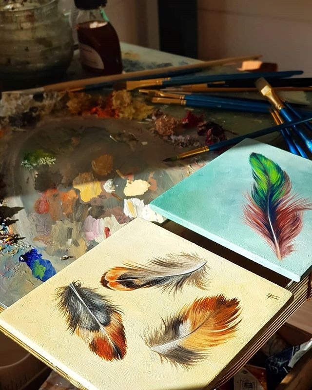 annareedfineart's tweet photo. New paintings drying in yesterday's sun!! With this warm weather they will dry in no time and then off to be framed.....
.
.
.
.
#feather #featherobsession #featherart #feathersofinsta #feathers #feathersofinstagram #feather_features #birdfeathers #pheas… https://t.co/FekihwVbvx https://t.co/QmCaRb9pfd