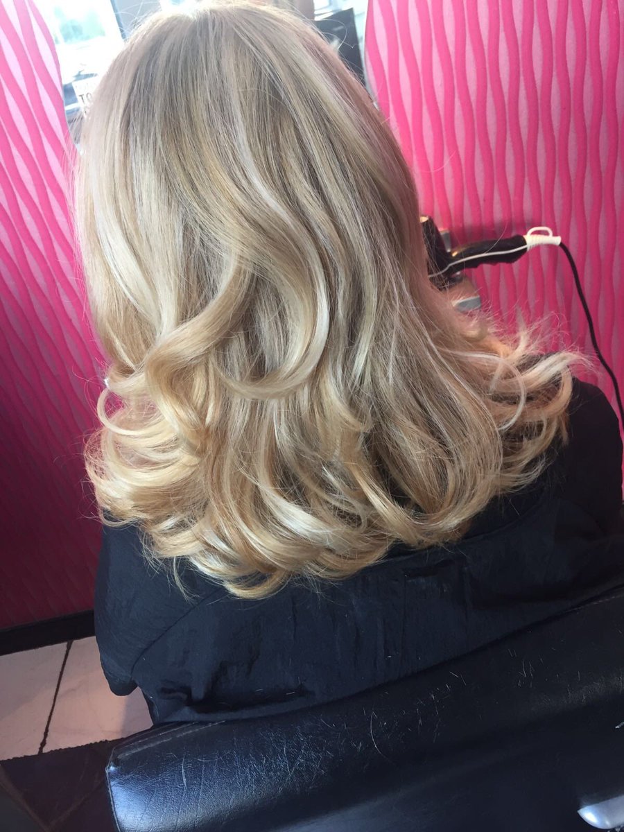 theedgelees's tweet photo. Outgrown root of 4 inches fully refreshed with some blonde tones..for less maintenance💇🏼‍♀️😍💗  #matrix #blondetones #leeshairdressers https://t.co/p2gkwhlXi1