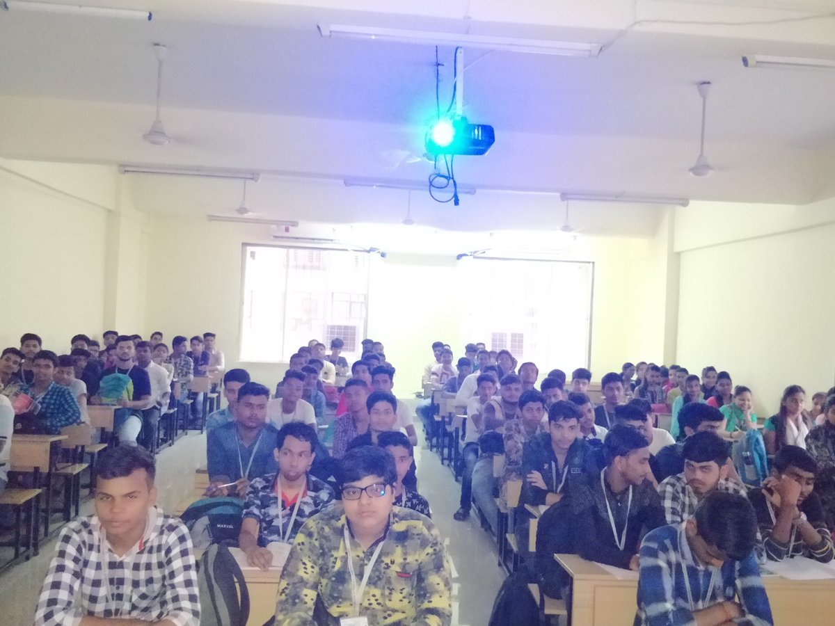 NSCMUMBAI01's tweet photo. *फौजी की पाठशाला*
@AhirsachinAhir यांच्या आदेशानुसार *राष्ट्रवादी विद्यार्थी काँग्रेस मुंबई प्रदेश* यांच्या वतीने विद्यार्थ्यांसाठी एक दिवसीय मार्गदर्शन शिबीर राबवण्यात आले.
या वेळेस भारतीय सैन्य दलातीलExcaptain तनुजा काब्रे* यांनी विद्यार्थ्यांना मोलाचे मर्गदर्शन  @NCPspeaks https://t.co/VJuR9bSKB6