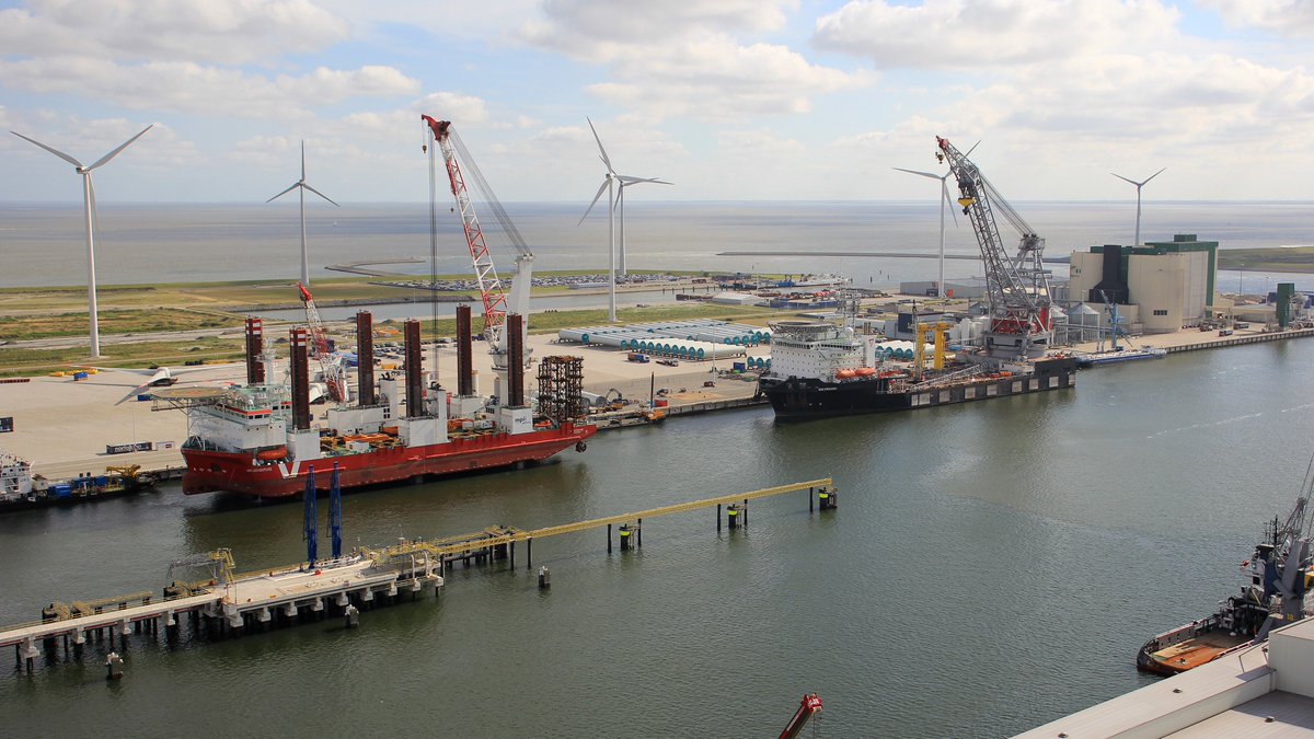 Eemshaven as the main hub for on-shore wind.
<a href="/NTnl/">Nieuwsblad Transport</a> wrote an interesting article about our Broekman #Eemshaven #Services terminal and @LagerweyWind. Read the full article here: lnkd.in/djGmWgM