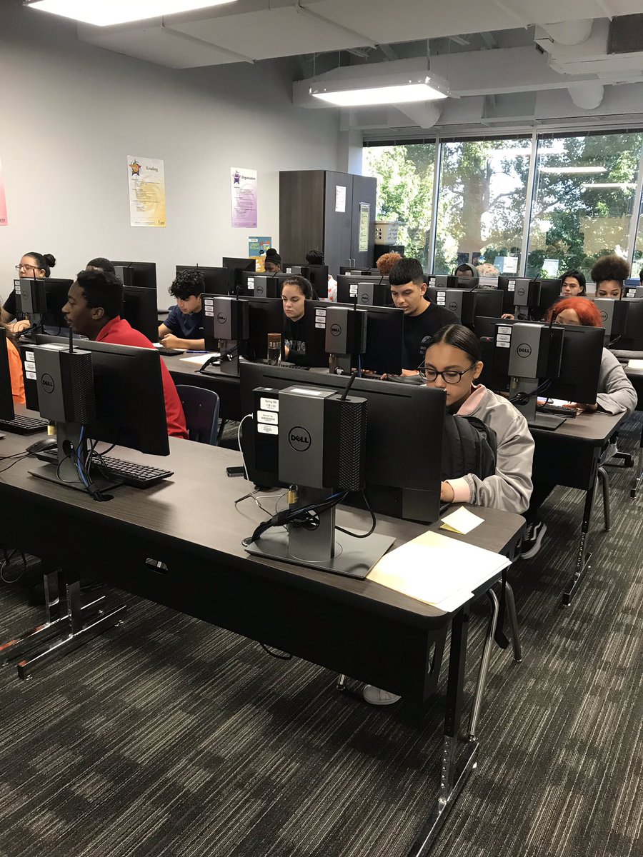 SpringISD's tweet image. Students from @SpringAlphas are getting ready for college by spending the morning submitting their @FAFSA applications! Over 74% of seniors students at SECA have submitted college applications! #SpringintoCollege