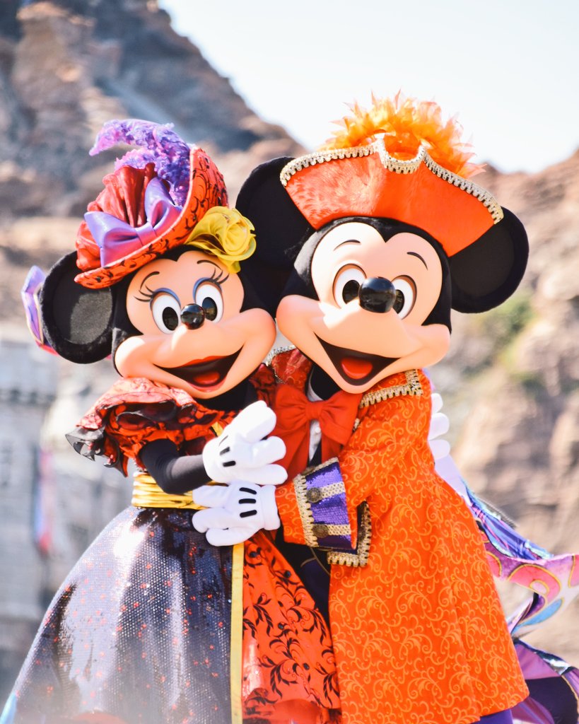 7_mumu's tweet photo. 9日と10日。2日連続イン。
たかはしと、せんせいと。
ランドもシーも満喫～👻
ハロウィン楽しいなあ https://t.co/9XC8mhIPKm