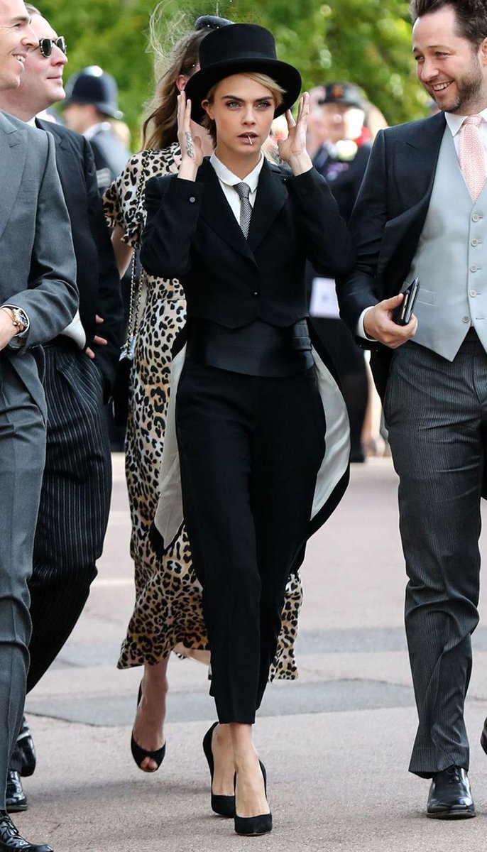 revista_paula's tweet photo. ¿Look favorito de la #RoyalWedding? Cara Delevingne: https://t.co/YinA3dqTFC