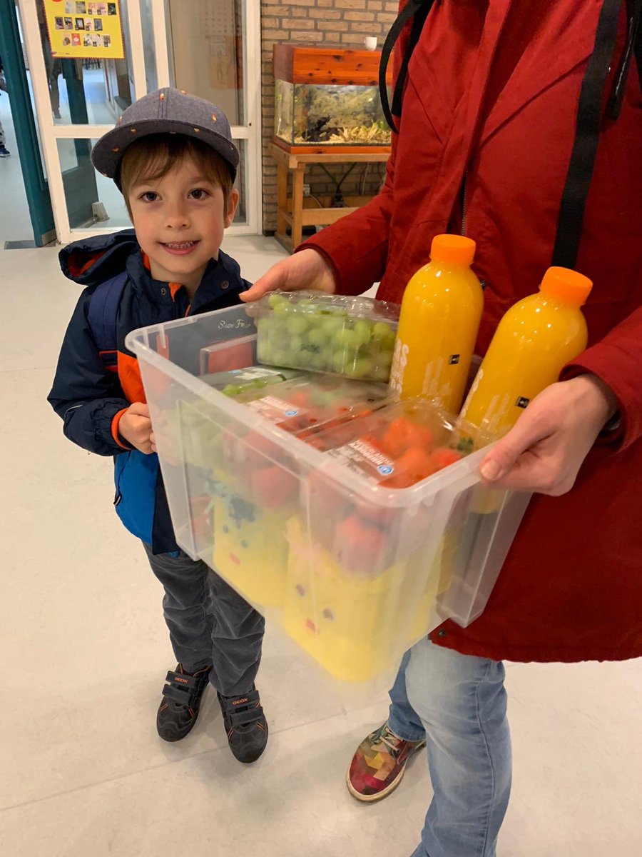 VanDetschool's tweet photo. Wat een feest als je 6 jaar bent! Vanochtend heeft de jarige zelf aardbeien en druiven gehaald en sinaasappelsap geperst bij de supermarkt!#walloffamegezondetraktaties @GAvoorgezond020 @GezondeSchoolNL @StgOrion https://t.co/oHvK5GrhDU