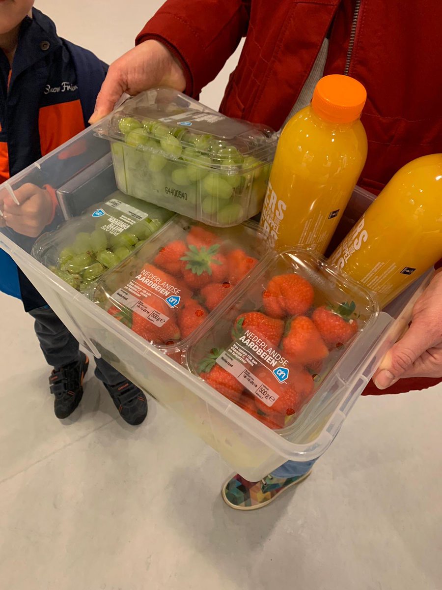 VanDetschool's tweet photo. Wat een feest als je 6 jaar bent! Vanochtend heeft de jarige zelf aardbeien en druiven gehaald en sinaasappelsap geperst bij de supermarkt!#walloffamegezondetraktaties @GAvoorgezond020 @GezondeSchoolNL @StgOrion https://t.co/oHvK5GrhDU