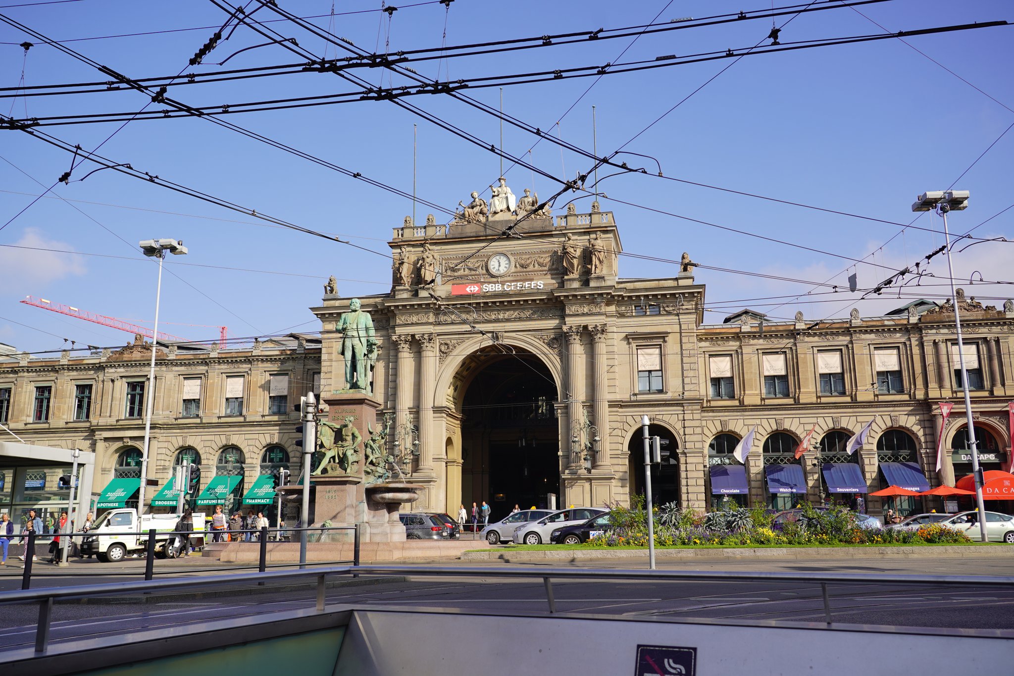 だんぼーる Cardboardman スイス チューリッヒ中央駅 ヨーロッパのターミナル駅 天井が高くて建物も素敵 古い建物のリノベーションの仕方も非常にうまいと感じました T Co Kdebbaa0lv Twitter