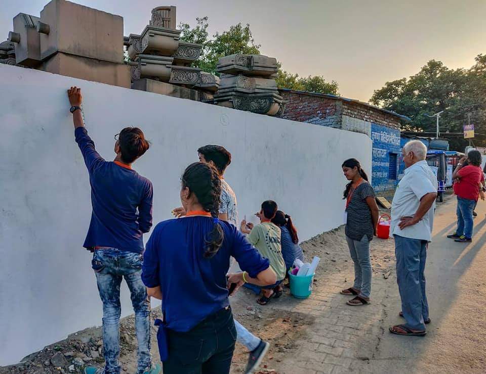 ayodhyaartfest's tweet photo. Here we Go ! The Competition begins..... May the best team Win !
अयोध्या नगरी की दीवालों पर अपना हुनर दिखाते कलाकार । #AyodhyaArtFest https://t.co/Rv0Isxs5wZ