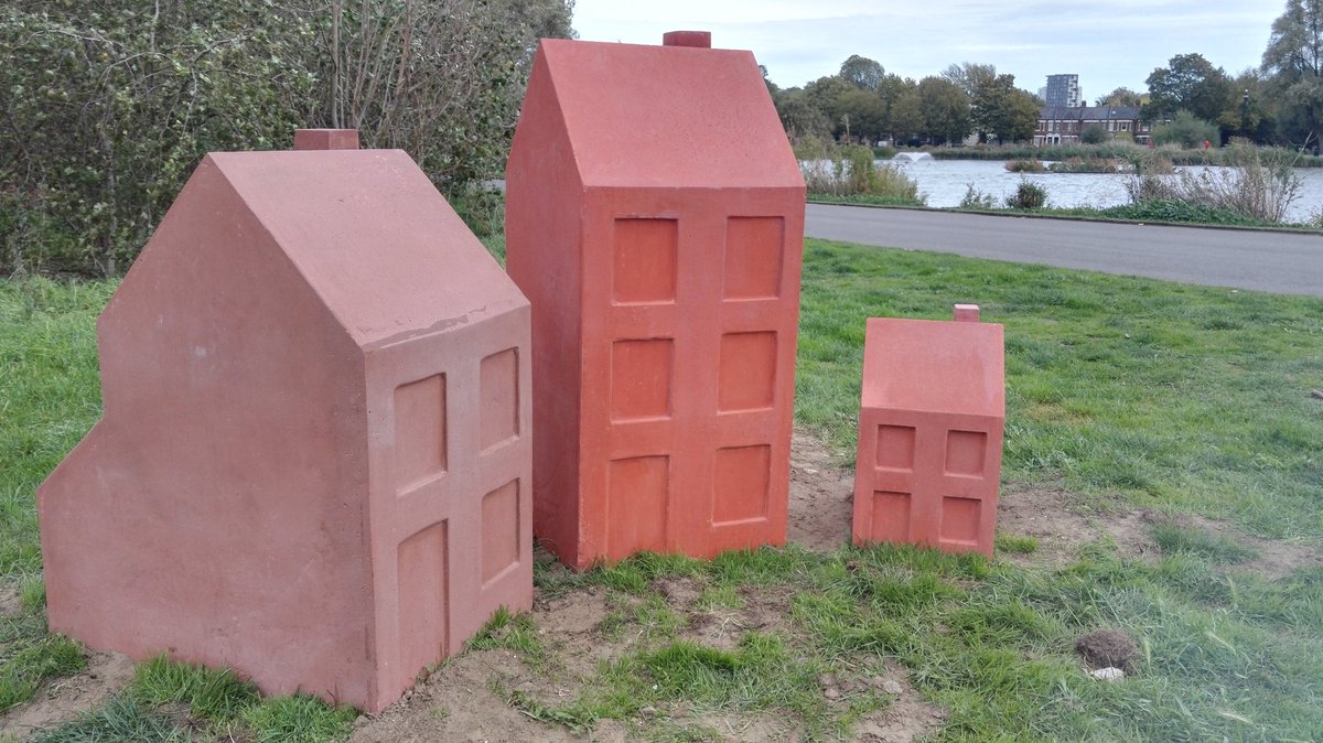 SouthwarkEvents's tweet photo. Silent Raid art installation by @SallyHogarth is in place. The work commemorates the WW1 Zeppelin raid in 1917 over what is now Burgess Park.
For more information visit https://t.co/kOlEZh4Amj @BurgessPk @lb_southwark https://t.co/OZWWSwgkqt