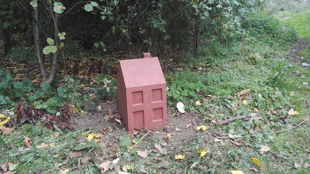 SouthwarkEvents's tweet photo. Silent Raid art installation by @SallyHogarth is in place. The work commemorates the WW1 Zeppelin raid in 1917 over what is now Burgess Park.
For more information visit https://t.co/kOlEZh4Amj @BurgessPk @lb_southwark https://t.co/OZWWSwgkqt