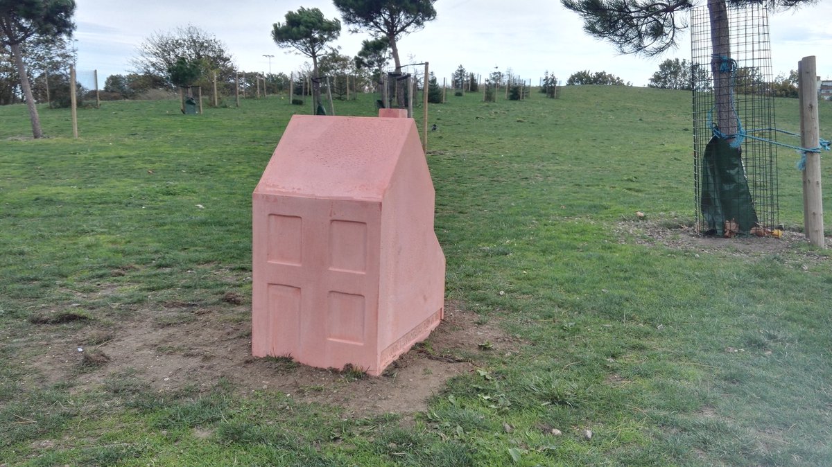 SouthwarkEvents's tweet photo. Silent Raid art installation by @SallyHogarth is in place. The work commemorates the WW1 Zeppelin raid in 1917 over what is now Burgess Park.
For more information visit https://t.co/kOlEZh4Amj @BurgessPk @lb_southwark https://t.co/OZWWSwgkqt