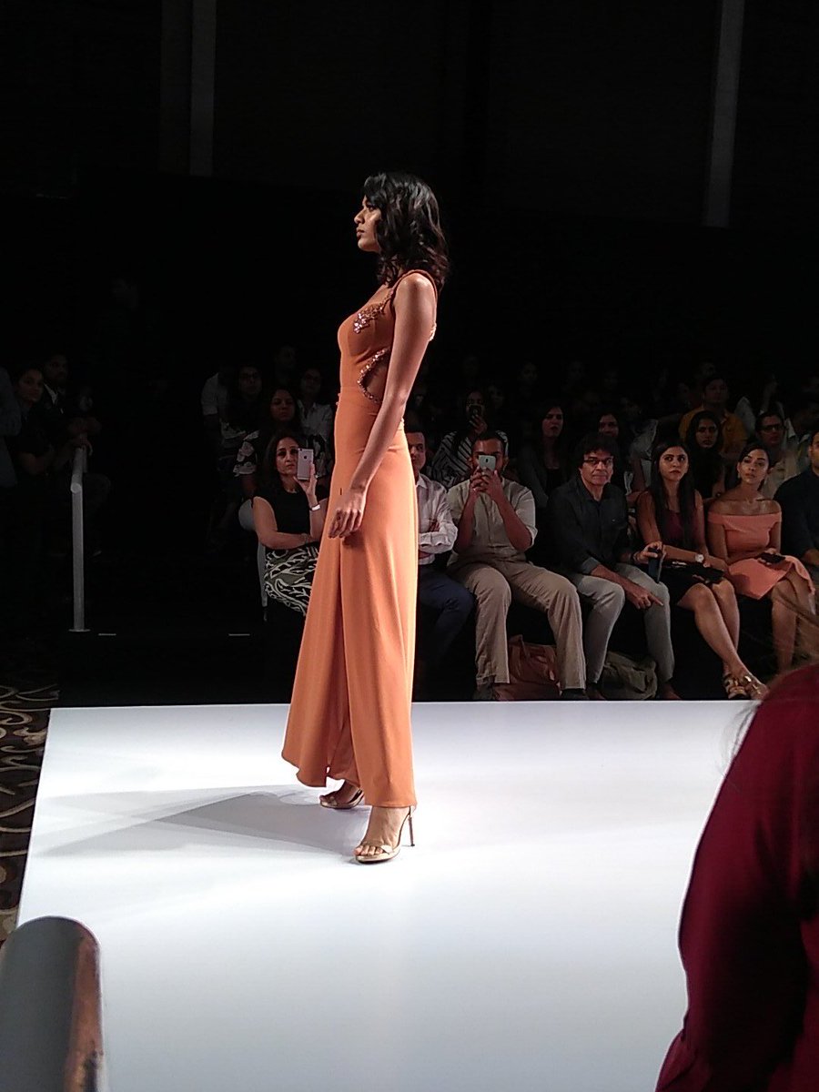 TimesFashionWk's tweet photo. Minimalist magic by #Shazzle and #FuelTheStore #BTFW18 #BombayTimesFashionWeek2018 https://t.co/XsvWDA5xfz