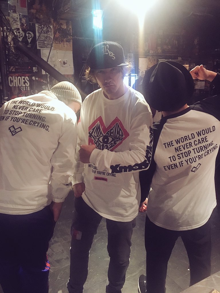 Xmas Eileen Official Ros Vo の来門さんがx Eグッズ着てくれてました A Wグッズ メンバーも普段からかなり着てます Ros Smorgas 来門 さん Xmaseileen クリスマスアイリーン Newgoods T Co G1jabogonu Twitter