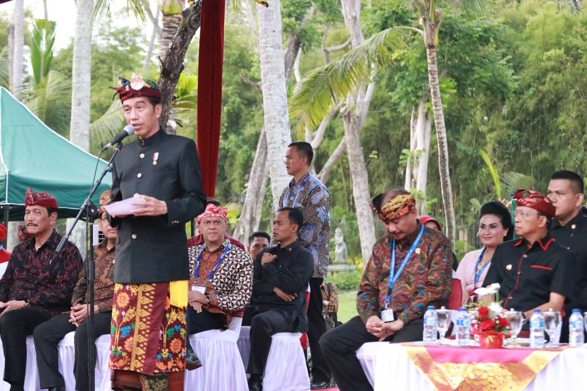 watuaye's tweet photo. Carnaval Budaya dlm rangkaian acara IMF-WB 2018 dilepas Presiden RI #Jokowidodo beserta Gub Bali #WayanKoster ditandai dgn mmbunyikan alat musik "Okokan"asli Tabanan,bertempat diDepan Sogo,Bali Collection area ITDC Nusa Dua(12/10/18).

#BundaLover
#NangunSatKerthiLokaBali https://t.co/GlVFzC3D0f