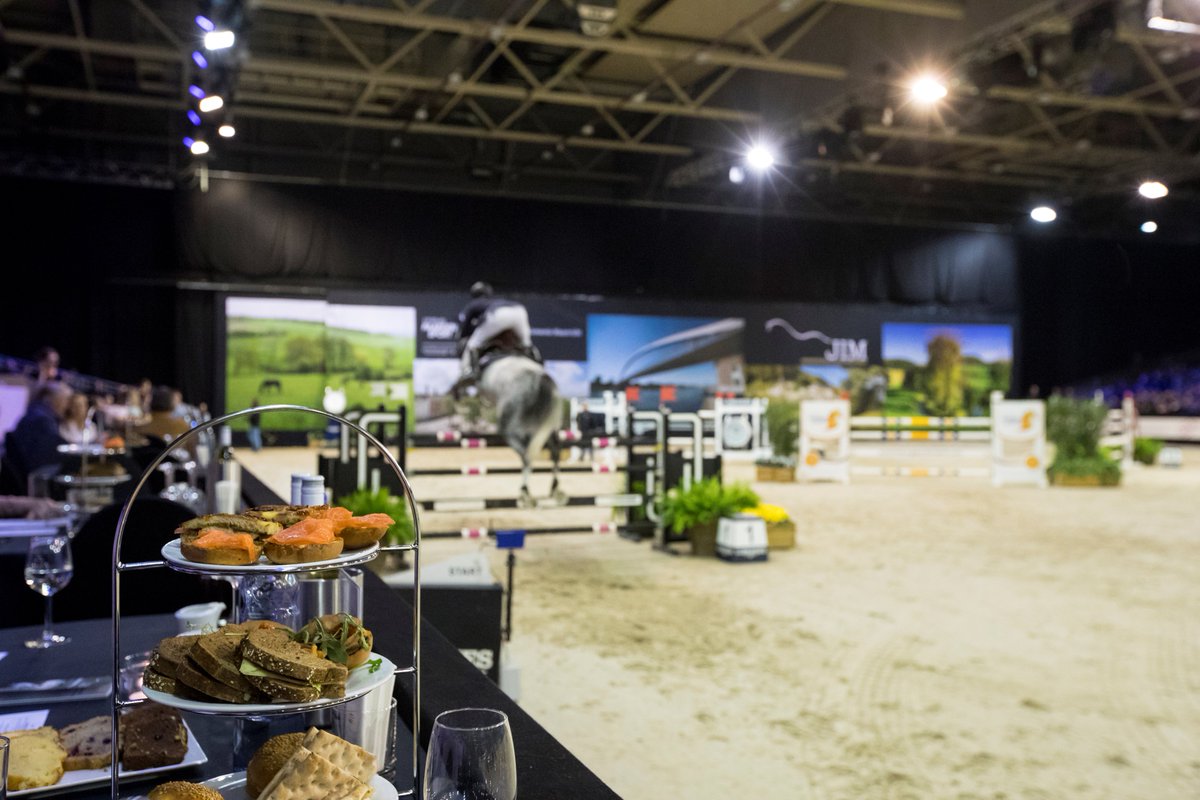 Genieten van een hapje en een drankje en de wedstrijden volgen vanaf de beste plekken?🍷🏇
Kijk voor meer informatie over de VIP-tickets op👉 jumpingindoormaastricht.com/business