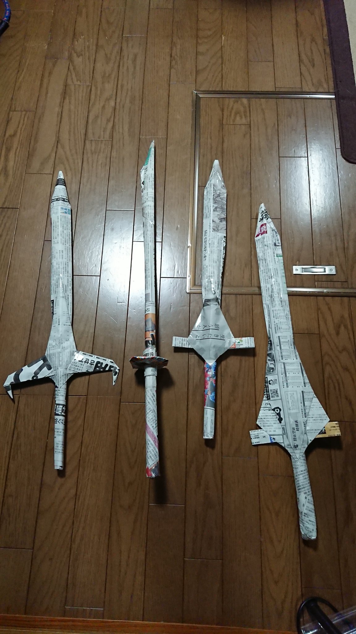しるば T Sworkspase 久々の制作 ここんところいそがしかったのでf 新聞紙 工作 武器 刀もあるよ 剣 セイバー 大人の本気 T Co Vnzvh0ysy9 Twitter