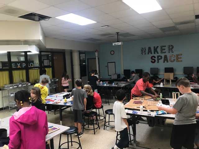 Tech_CoachLloyd's tweet image. Mrs. @chel9sc and her students LOVE the SRI Makerspace!