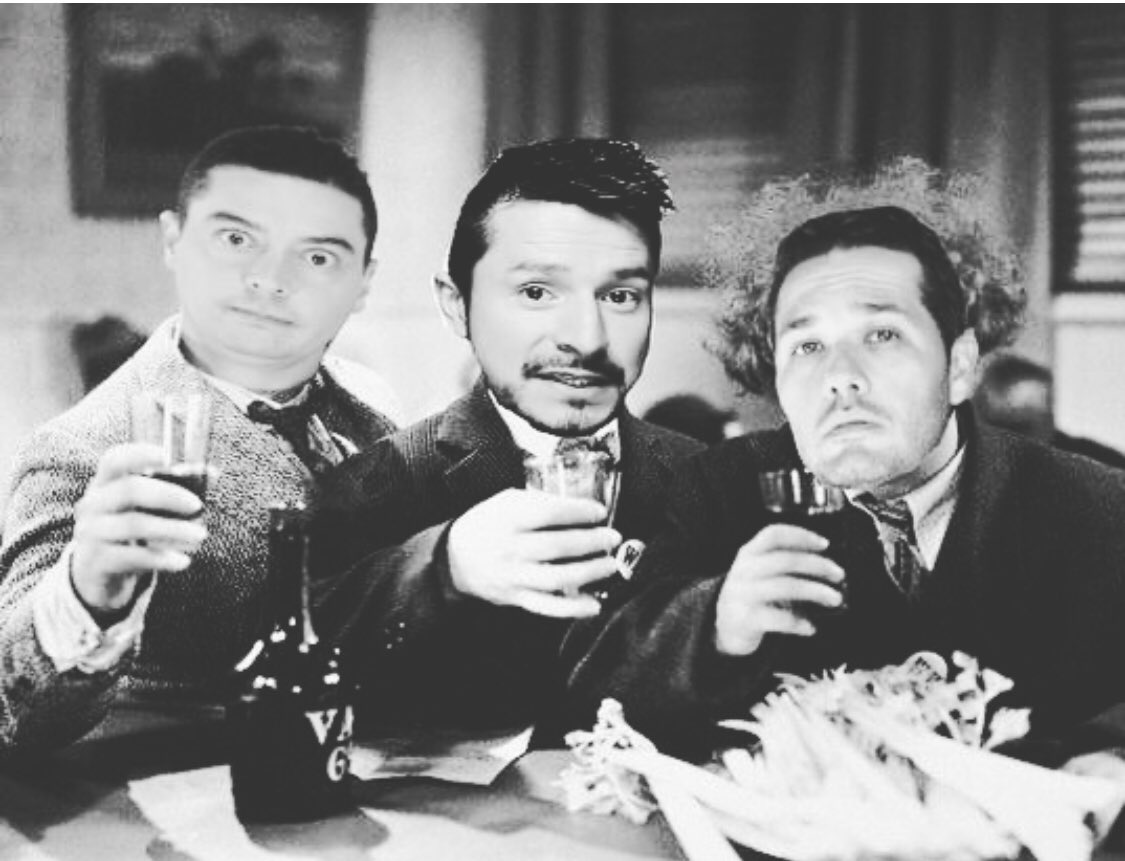 Radioacktiva_'s tweet photo. Señores de las 2 décadas 🙄 #ElGallo20Años llega al teatro a ver qué es lo que prometen 🤦🏻‍♂️ Esto pinta bueno 🤷🏻‍♂️ https://t.co/qOAmRX6O91