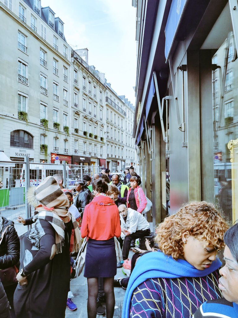 DanieleObono's tweet photo. Avec mes camarades @ericcoquerel et @Simonnet2 aux côtés des #grevistes de l'hôtel #ParkHyatt que leur patron voyou a fait attaquer ce matin pour casser le piquet & qui sont maintenant encerclé-e-s par la police qui les empêche d'exercer leur droit de grève ! #repressionpatronale https://t.co/uXDYgY8uD8