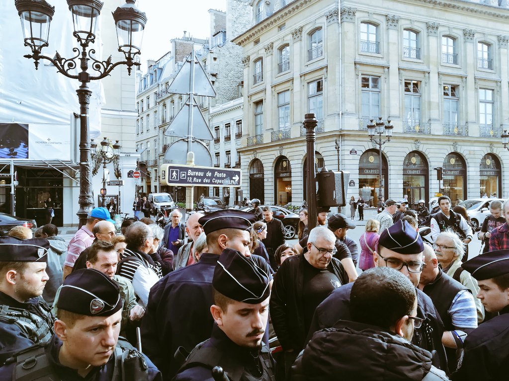 DanieleObono's tweet photo. Avec mes camarades @ericcoquerel et @Simonnet2 aux côtés des #grevistes de l'hôtel #ParkHyatt que leur patron voyou a fait attaquer ce matin pour casser le piquet & qui sont maintenant encerclé-e-s par la police qui les empêche d'exercer leur droit de grève ! #repressionpatronale https://t.co/uXDYgY8uD8