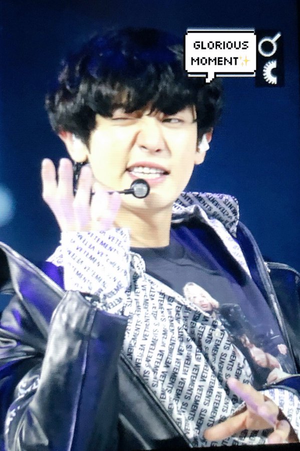 b_hyun_byun's tweet photo. #EXO_IBKConcert
Baek:
Chanyeol:'Cute'
Chanyeol:Hey!  Cutie *Wink*
Baek: *stares* https://t.co/fU44MGVk2o