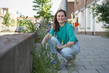 Eva ging samen met haar buren met Living Pavement aan de slag. "De meeste mensen snappen heel goed dat een straat met alleen maar stenen niet echt bevorderlijk is voor de waterafvoer. Of voor de insecten die nergens meer terecht kunnen."utrecht.nl/wonen-en-leven… @OpSteenbreek