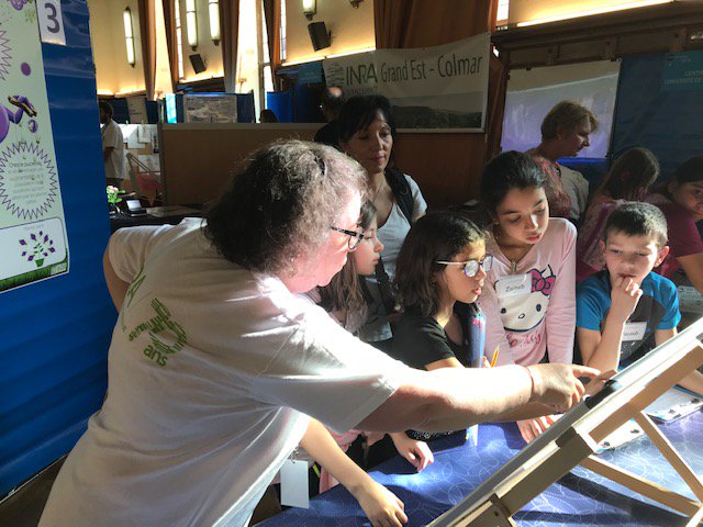 INRAE_Colmar's tweet photo. "Être(s) rusé(s) sans cerveau" :
De jeunes passionnés de sciences tentent de percer les mystères des virus manipulateurs au stand #Inra du #VillageDesScience de @villecolmar #UMR_SVQV
https://t.co/XR7E4QxJxQ https://t.co/1KsKPefM2Y
