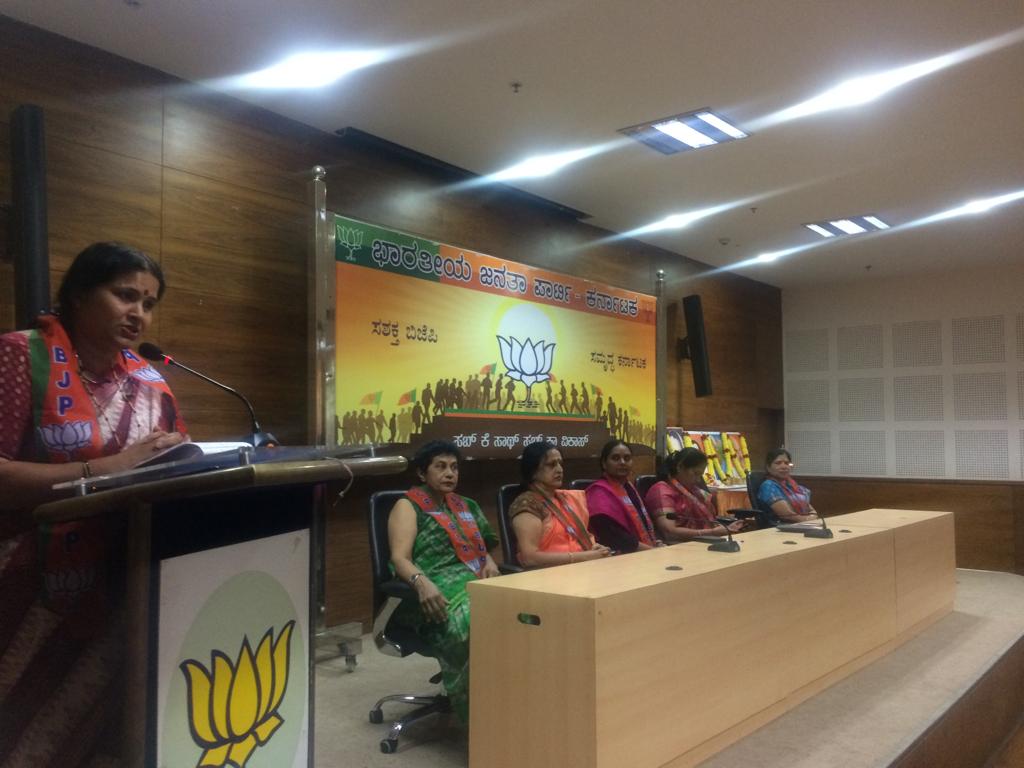 BJPMM4Karnataka's tweet photo. BJP Mahila Morcha Karnataka State team paid tribute to #Rajmatha Vijaya Raje Scindia Ji on birth anniversary.She was a compassionate human and devoted her life to public service. Her contribution to build Jana Sangh and BJP is an inspiration to many. @BharathiShett13 @BJP4India https://t.co/t2FjeNctcp