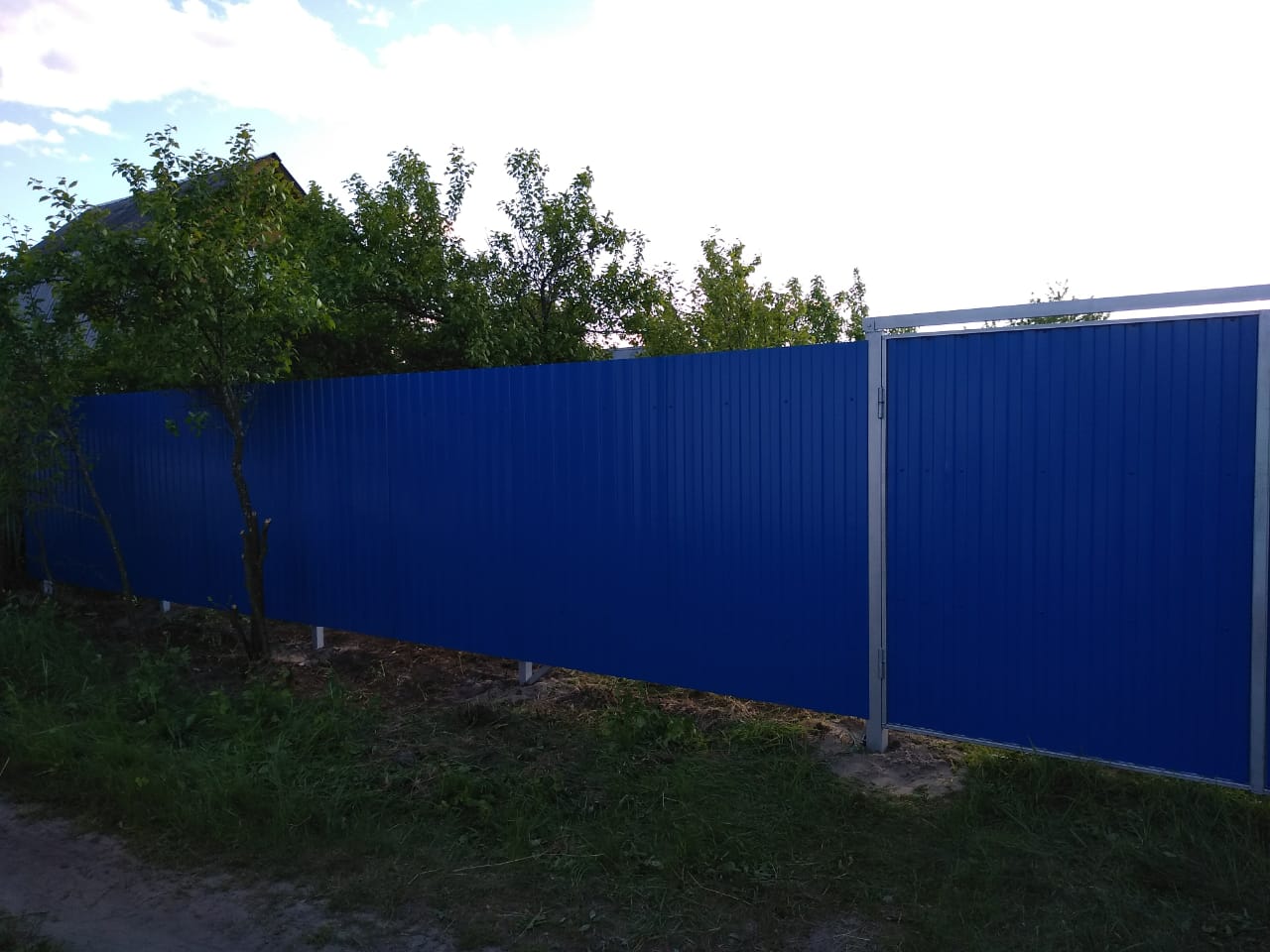 Белый столбы синий забор