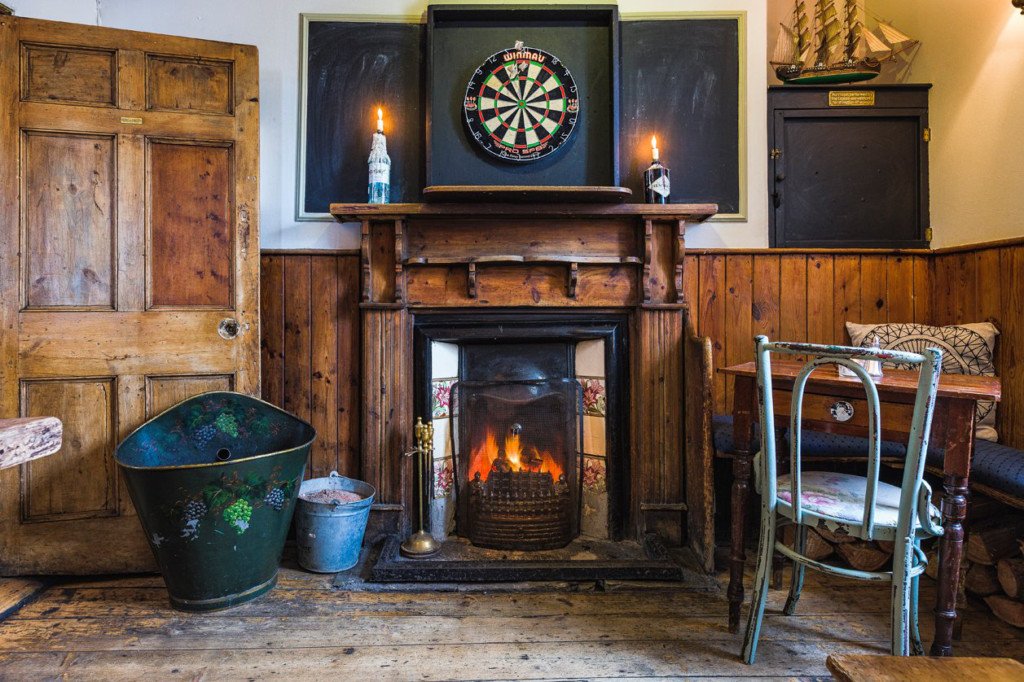 CornwallLifeMag's tweet photo. #StormCallum has got us in the mood for a cosy pub later today. Here's our top picks in Cornwall 👉https://t.co/1pL1eoU6of 🍷🔥 https://t.co/wvhEgfwqJS