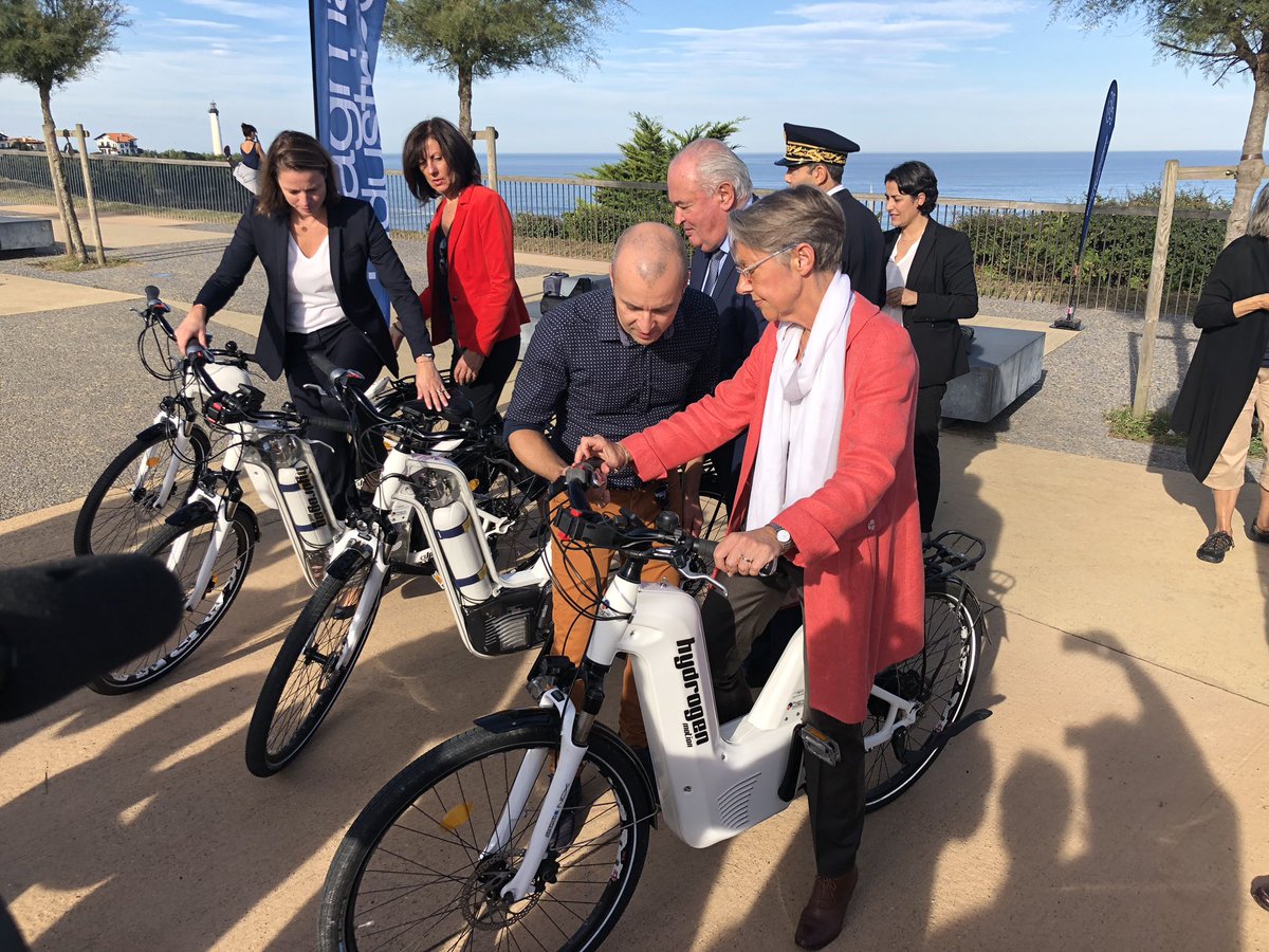 Elisabeth_Borne's tweet photo. Bravo à l’entreprise  @PragmaFuelCells à Biarritz qui développe et commercialise le vélo à hydrogène Alpha, une première mondiale : bon pour la mobilité, bon pour la santé, bon pour la planète ! 🚲🌍 https://t.co/8z51kzANxa
