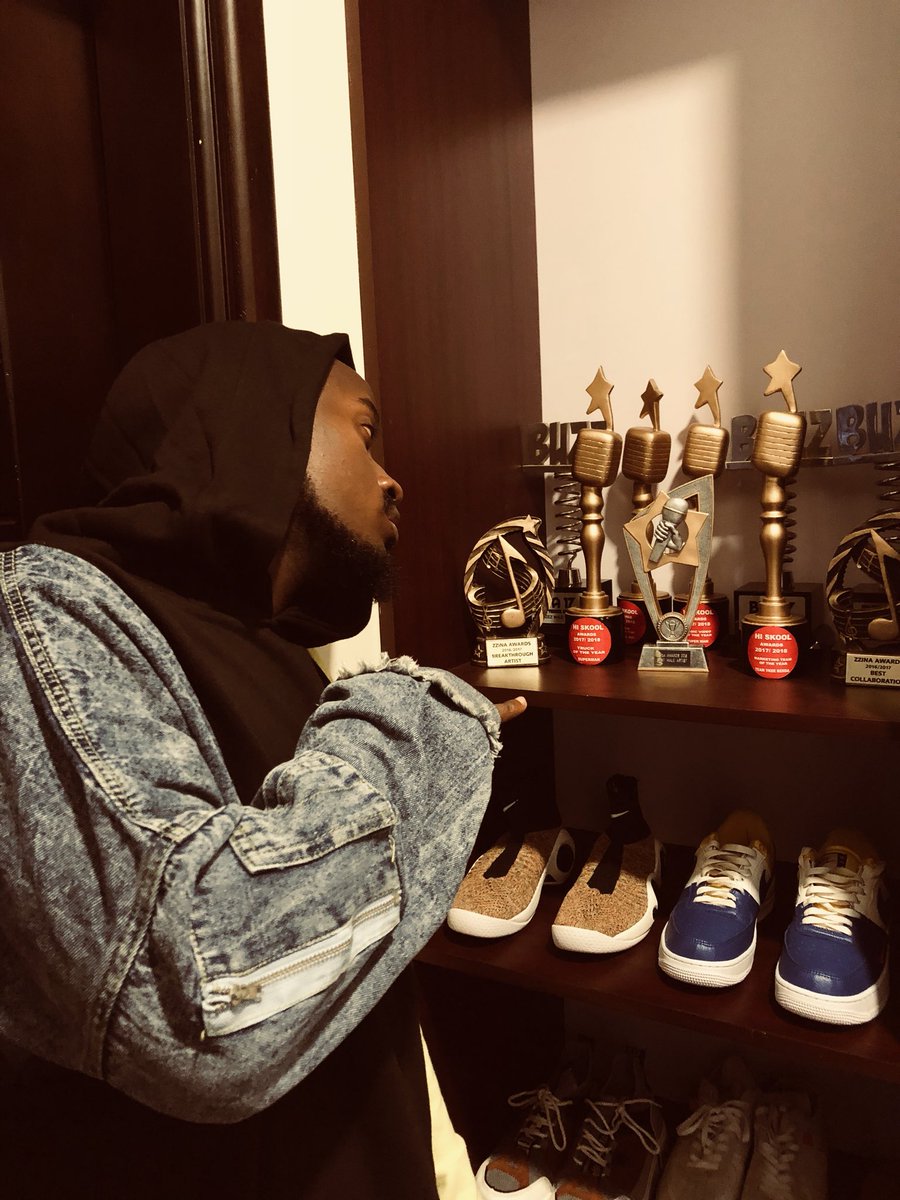 YkeeBenda's tweet photo. My babies are about to get new sibling...waiting for you baby @afrimma 😍❤️LoL #CreatingSomeThingIconic #SingaSoonDrops https://t.co/vpLgC4972x