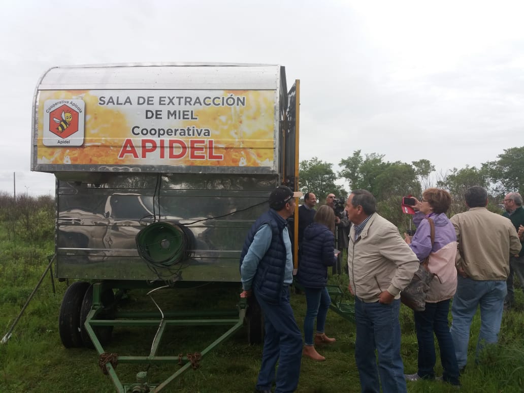 gabrieldelcajon's tweet photo. Merlo, Prov. de Bs As, en marco de la Gira Tecnología Apícola de @MinagriRM @AgroindustriaBA
@AGCICHILE y el #GoreRM
@ljsarquis @jpguilisasti Visitamos #SalaDeExtraciónMóvil de #APIDEL q permitirá a apicultores del delta cosechas + funcionales y con - riesgos.
#Perseverancia https://t.co/r4vr2dOv5L
